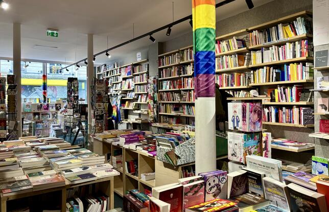 L'intérieur de la librairie Les mots à la bouche