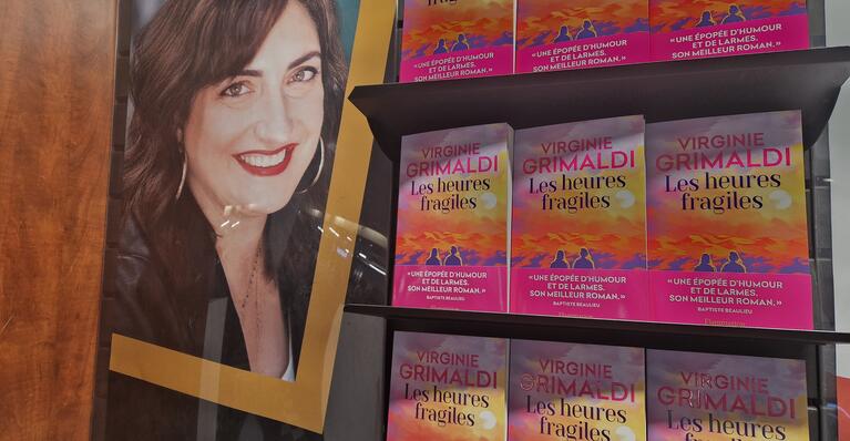 Virginie Grimaldi s'empare de la 3e place des meilleures ventes de la semaine avec son nouveau roman "Les heures fragiles", paru chez Flammarion
