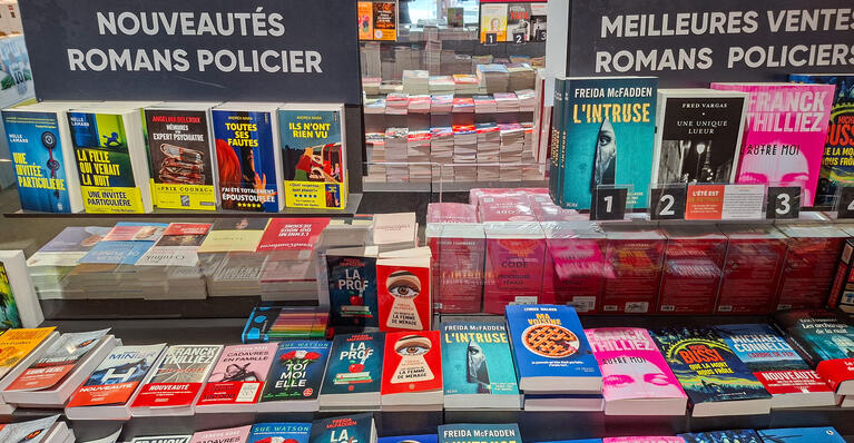 Une table de poches à la Fnac Montparnasse, à Paris