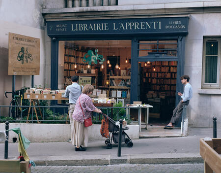 la Librairie L’Apprenti, rue des Fossés Saint-Jacques (5e), s’est transformée et agrandie depuis la conception de l'ouvrage "PARIS est un LIVRE", et a déménagé au 20 rue de l’École Polytechnique (5e), sous les noms des Apprentis.