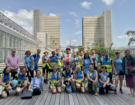 Les participants de Cyclo-biblio rassemblés devant la bibliothèque François-Mitterrand, à Paris, le 14 juin 2025