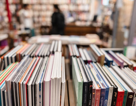 Des bandes dessinées à la librairie Folies d'encre à Saint-Ouen (Seine-Saint-Denis)
