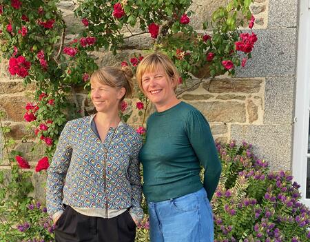 Camille Foucher et Manon Durieux, fondatrices de la librairie-Café La Renverse, à Saint-Suliac (Ille-et-Vilaine)