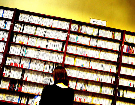 Le rayon poche à la librairie L'Écume des pages, à Paris VIe