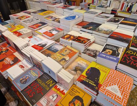 Table de littérature à la librairie Mollat, à Bordeaux
