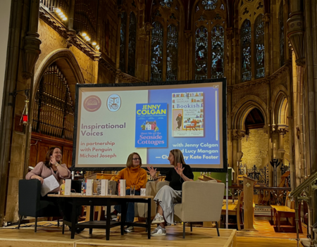 Lucy Mangan et Jenny Colgan lors de la conférence « Voix inspirantes » de l'Edinburgh Women's Fiction Festival
