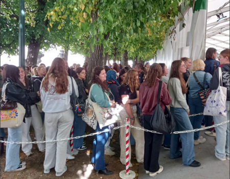 Des lectrices de Lyly Bay attendant de se faire dédicacer leurs achats au festival Le Livre sur la Place de Nancy, en septembre 2025