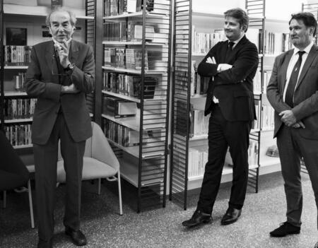 Robert Badinter lors de l'inauguration de la bibliothèque de la prison de la Santé, qui porte son nom