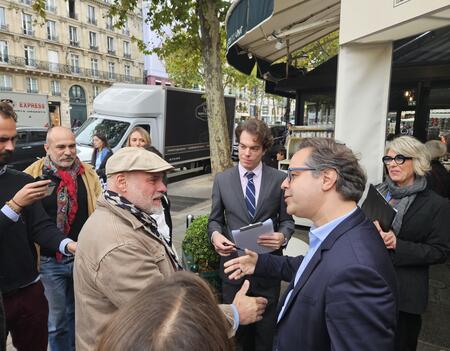 Joseph Incardona arrivant au café des Deux Magots pour recevoir son prix