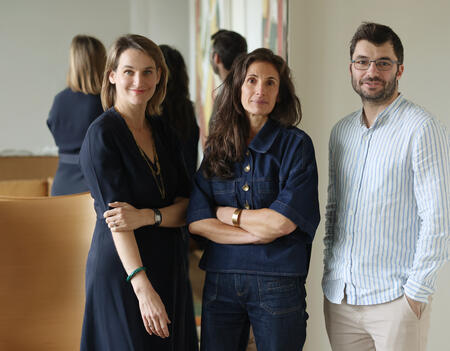 Aurélie Ouazan, directrice des éditions Hors Cadre, entourée de Karine Bailly de Robien et Pierre-Benoît de Veron, directeurs associés de Leduc