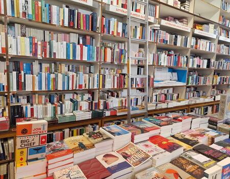 Le rayon littérature de la librairie Mollat, à Bordeaux