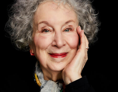 Margaret Atwood Le livre des vies Memoires ecarlates Robert Laffont0.jpg