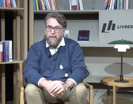 David Meulemans, fondateur des éditions Aux Forges de Vulcain, dans le studio de Livres Hebdo
