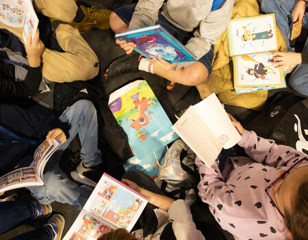 De jeunes lecteurs au SLPJ de Montreuil en 2024