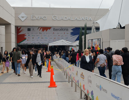 À l'entrée du parc des Expositions de Guadalajara, où la FIL 2025 a attiré près d'un million de visiteurs
