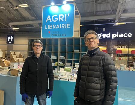Emmanuel Konstantin et François Pelle, le 20 février 2026 lors du montage de la librairie au Salon international de l'agriculture