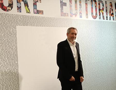 Devant les 5178 noms d’artistes de son catalogue, Guy Delcourt à l’entrée de l’exposition « L’aventure éditoriale ».