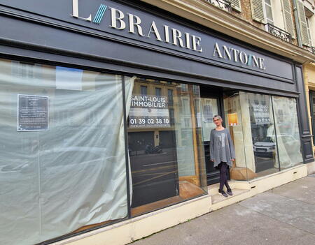 La nouvelle gérante Ingrid Delaetre devant la devanture de l'ancienne librarire Antoine qui deviendra Mon Chat Pitre en avril prochain