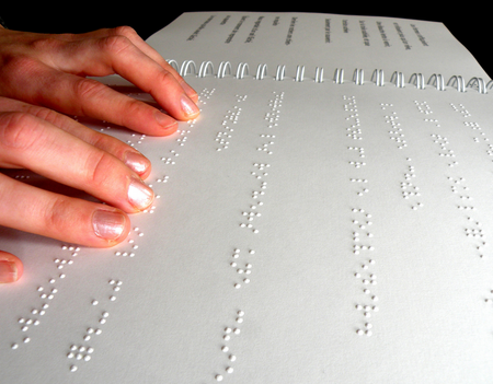 Personne lisant du braille