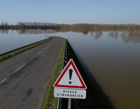 Une route coupée par la montée des eaux près d'Angers