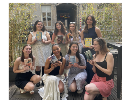 L'influenceuse Lili Books entourée de lectrices