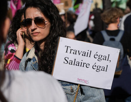 Une manifestante pour l'égalité lors dans la journée internationale des droits des femmes, le 8 mars 2025