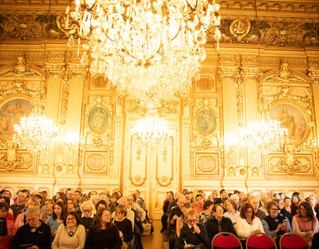 Le public sous les lustres du grand salon de l'hôtel de ville de Lyon