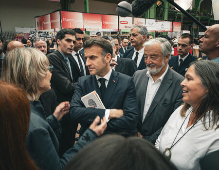 Emmanuel Macron au Festival du livre de Paris, entouré de Françoise Nyssen, Vincent Montagne et Anne-Sylvie Bameule
