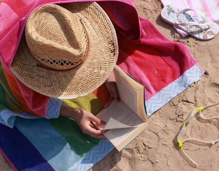 Image d'illustration lecture à la plage