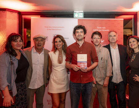 Noham Selcer lauréat 2026 entouré du jury du prix Maison Rouge, Dorothée Janin-Goldman, Claude Noru, Céline Sayagh-Farré, Victor Dumiot, Hervé Le Tellier, Mamou-Mani au Café de Paris