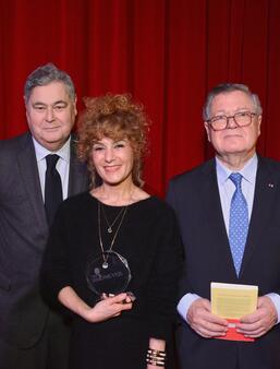 Abnousse Shalmani, lauréate du prix Simone Veil 2024, entourée de Pierre-François Veil et Jean Veil