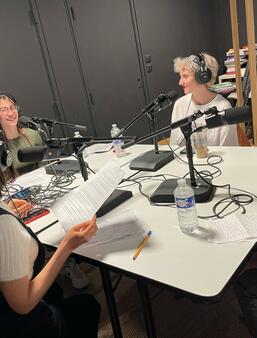 L'équipe de Livres Hebdo dans le studio des Voix du Livre