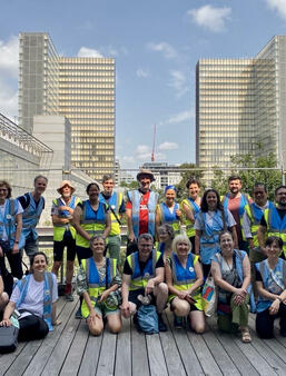Les participants de Cyclo-biblio rassemblés devant la bibliothèque François-Mitterrand, à Paris, le 14 juin 2025