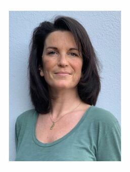 Anne Bouillon, lauréate de la catégorie Bande dessinée du prix Babelio 2025 pour Les femmes ne meurent pas par hasard