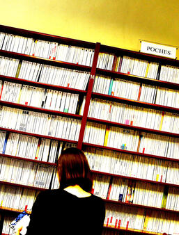 Le rayon poche à la librairie L'Écume des pages, à Paris VIe
