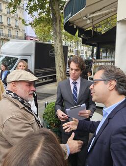 Joseph Incardona arrivant au café des Deux Magots pour recevoir son prix