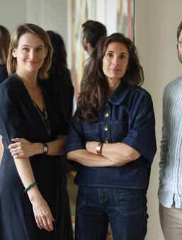 Aurélie Ouazan, directrice des éditions Hors Cadre, entourée de Karine Bailly de Robien et Pierre-Benoît de Veron, directeurs associés de Leduc