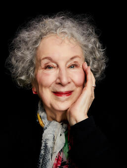 Margaret Atwood Le livre des vies Memoires ecarlates Robert Laffont0.jpg