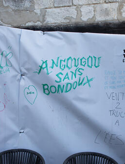 Banderole de manifestation au FIBD 2025