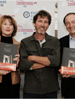 Chabouté, lauréat du prix Landerneau BD 2025 entouré de Catel et de Michel-Édouard Leclerc