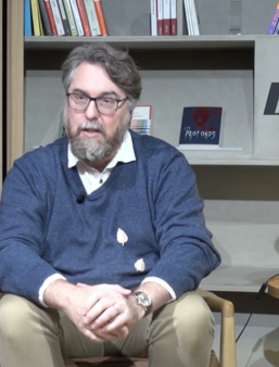 David Meulemans, fondateur des éditions Aux Forges de Vulcain, dans le studio de Livres Hebdo