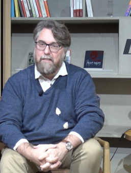 David Meulemans, fondateur des éditions Aux Forges de Vulcain, dans le studio de Livres Hebdo