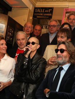 Rebeka Warrior entourée du jury du prix de Flore