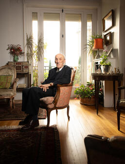 Jean-Yves Tadié chez lui, à Paris