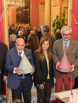 Les lauréats du prix « I Scemi Astutti – Entre Deux Rives » 2025 entourés des membres du jury