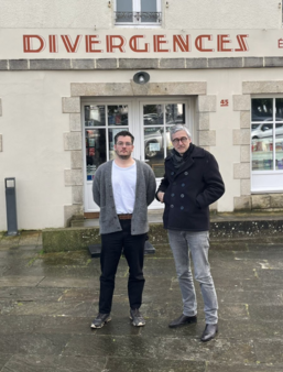 Johan Badour et Hugues Jallon devant la librairie Divergences à Quimperlé