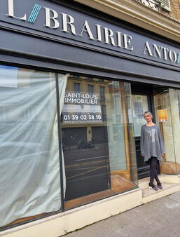 La nouvelle gérante Ingrid Delaetre devant la devanture de l'ancienne librarire Antoine qui deviendra Mon Chat Pitre en avril prochain