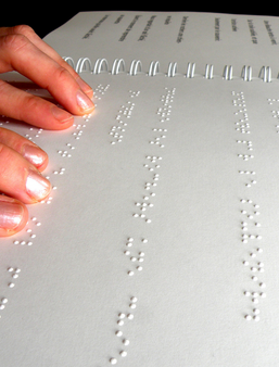 Personne lisant du braille