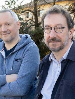 Jibé et Mathieu Diez devant le Gros Caillou de la Croix-Rousse à Lyon