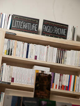 Le rayon littérature anglo-saxonne de la librairie L'Utopie, à Paris
